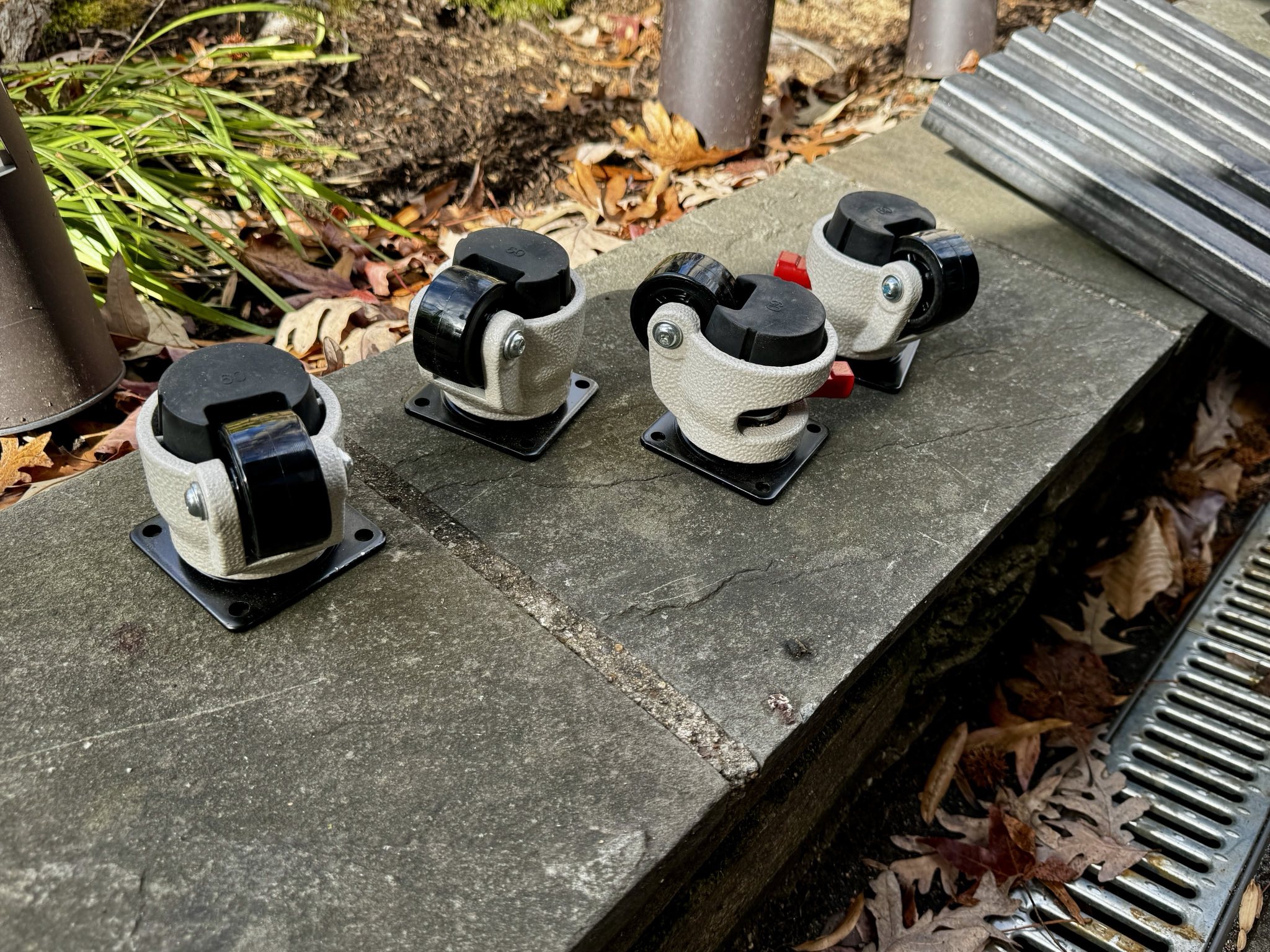 self leveling casters for heavy machine tables